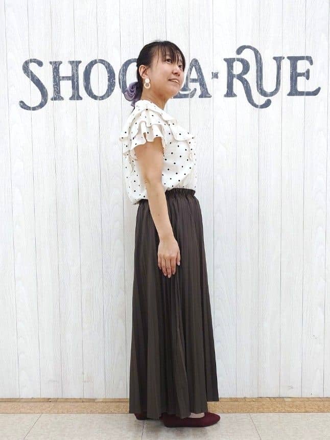 とろろさんの「SHOO･LA･RUE｜【無地/ドット柄】お袖フリルが華やぐ きれいめブラウス」を使ったコーディネート