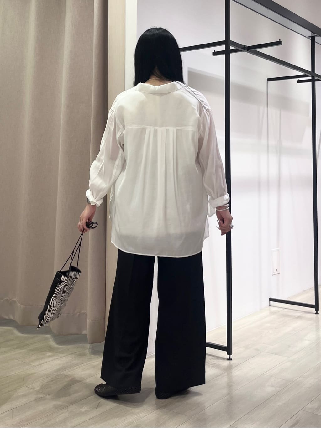 hasuさんの「INDIVI｜【体型カバー／清涼感】シアーオーバーシャツ」を使ったコーディネート