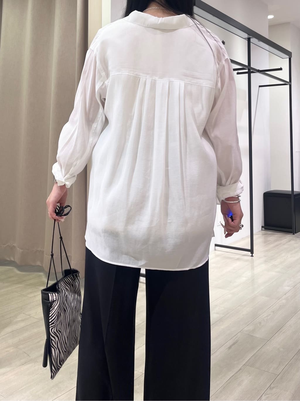 hasuさんの「INDIVI｜【体型カバー／清涼感】シアーオーバーシャツ」を使ったコーディネート