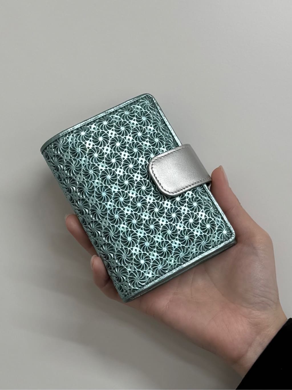 Kさんの「HIROKO HAYASHI｜GIRASOLE PIPERITA（ジラソーレ ピペリータ）薄型二つ折り財布」を使ったコーディネート
