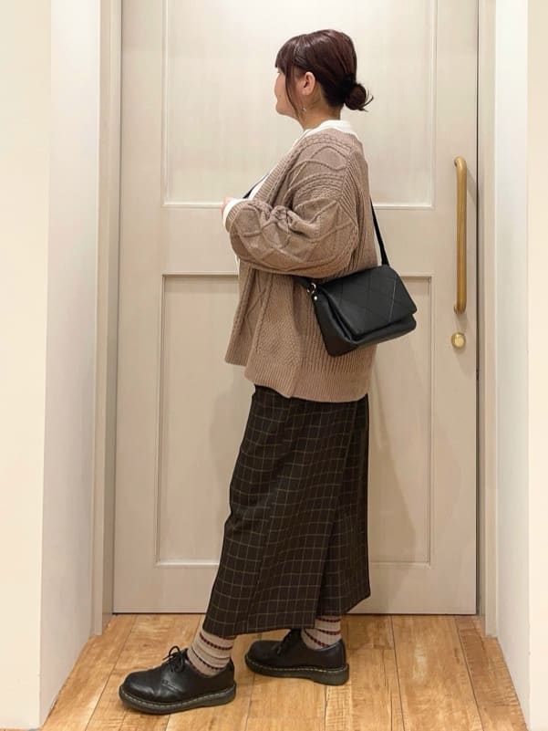 はまちゃんさんの「SHOO･LA･RUE｜【洗濯後しわになりにくい/吸水速乾/UVカット】着こなしで雰囲気いろいろ　お袖シャーリングシャツ」を使ったコーディネート
