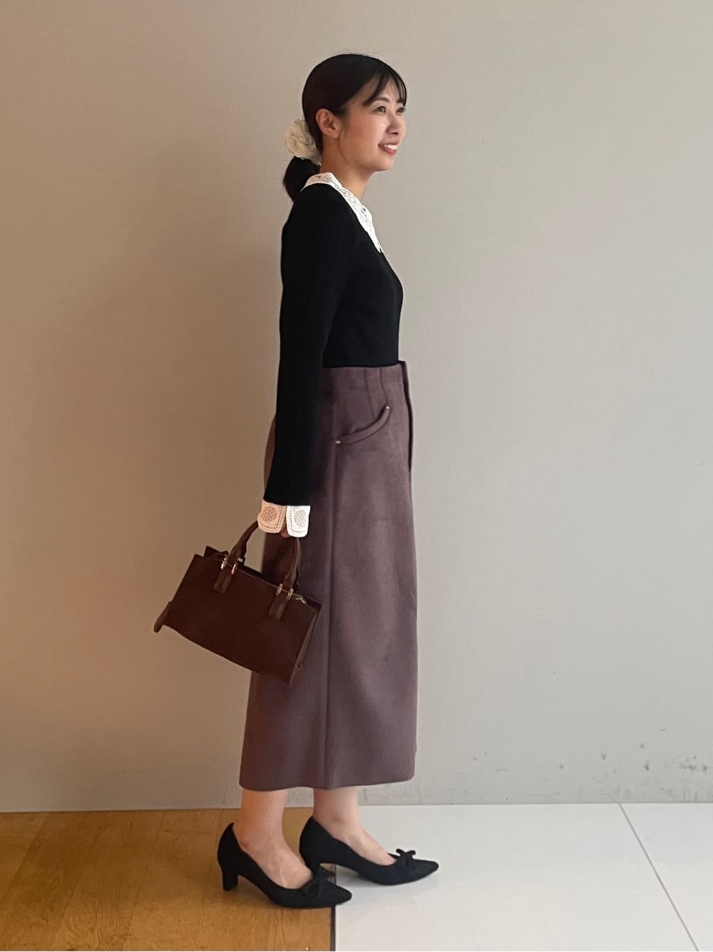 abeさんの「Couture brooch｜【洗える・ストレッチ・通勤】スエード調ダンボールIラインスカート」を使ったコーディネート
