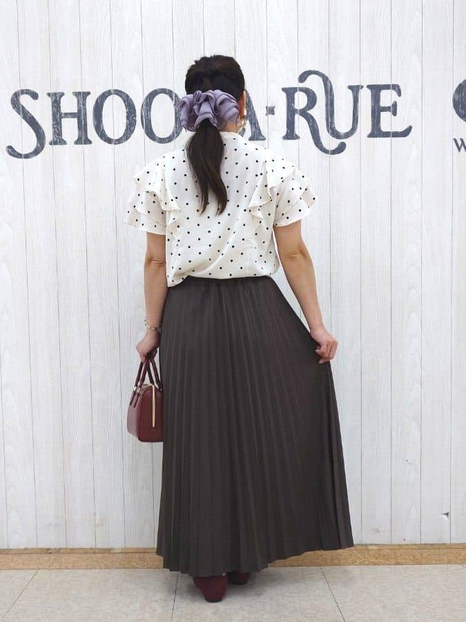 とろろさんの「SHOO･LA･RUE｜【無地/ドット柄】お袖フリルが華やぐ きれいめブラウス」を使ったコーディネート