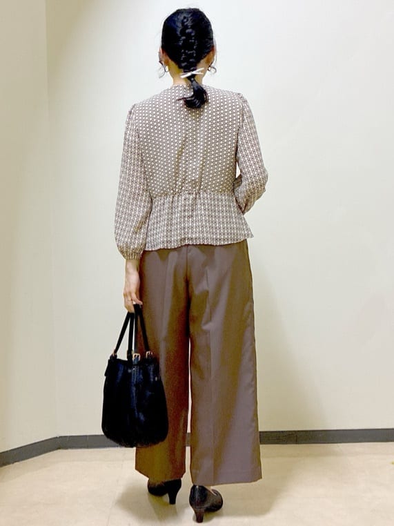  beni_gingerさんの「Reflect｜【きちんと見え／セットアップ可／通勤におすすめ◎】ペプラムプリントブラウス」を使ったコーディネート