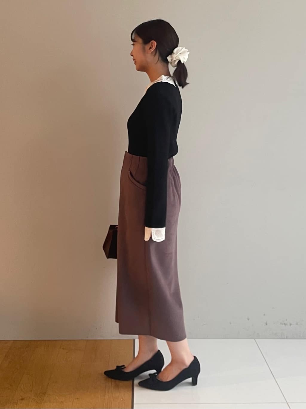 abeさんの「Couture brooch｜【洗える・ストレッチ・通勤】スエード調ダンボールIラインスカート」を使ったコーディネート