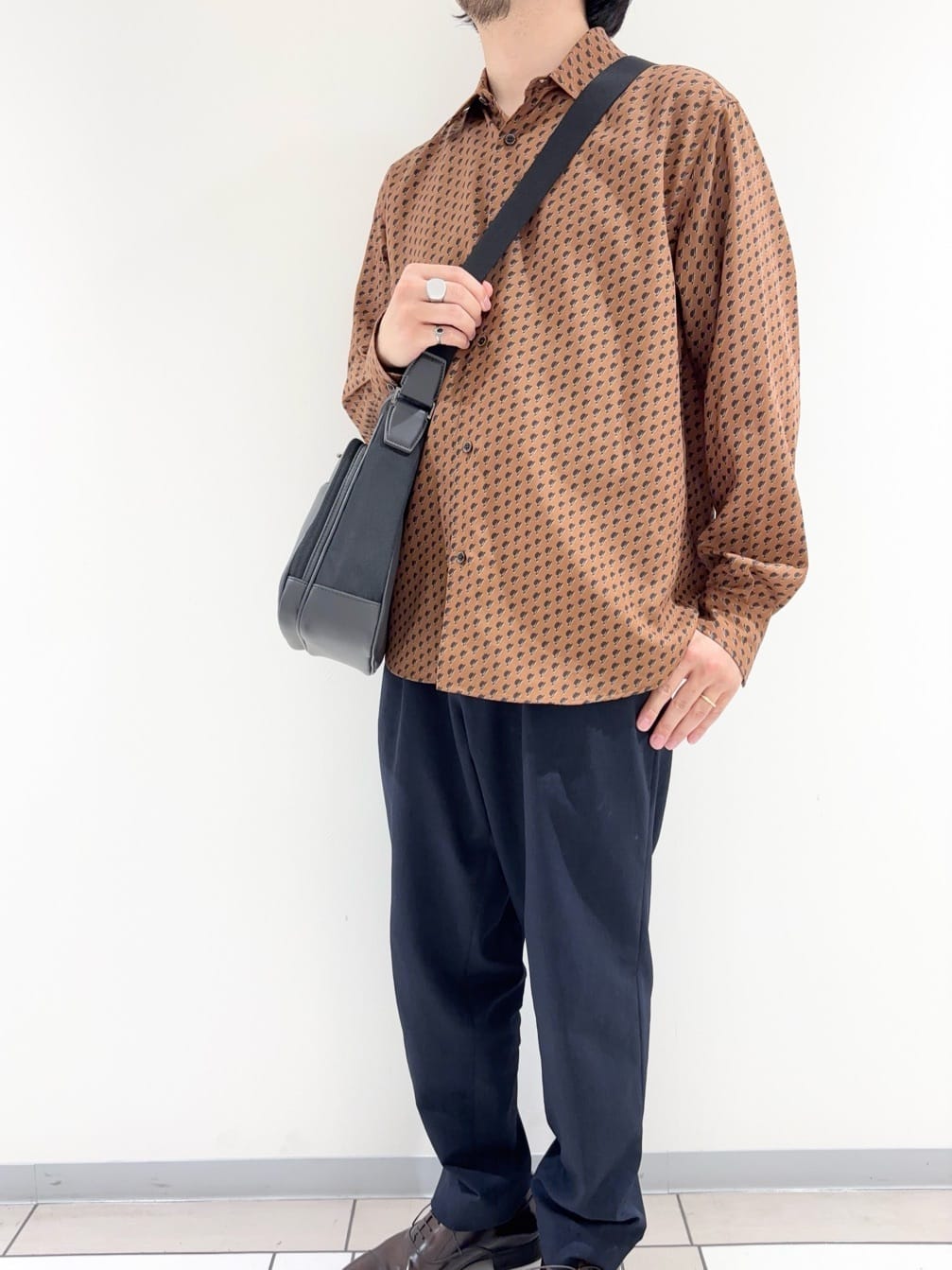 及川さんの「TAKEO KIKUCHI｜ボーラーハット柄 長袖シャツ」を使ったコーディネート