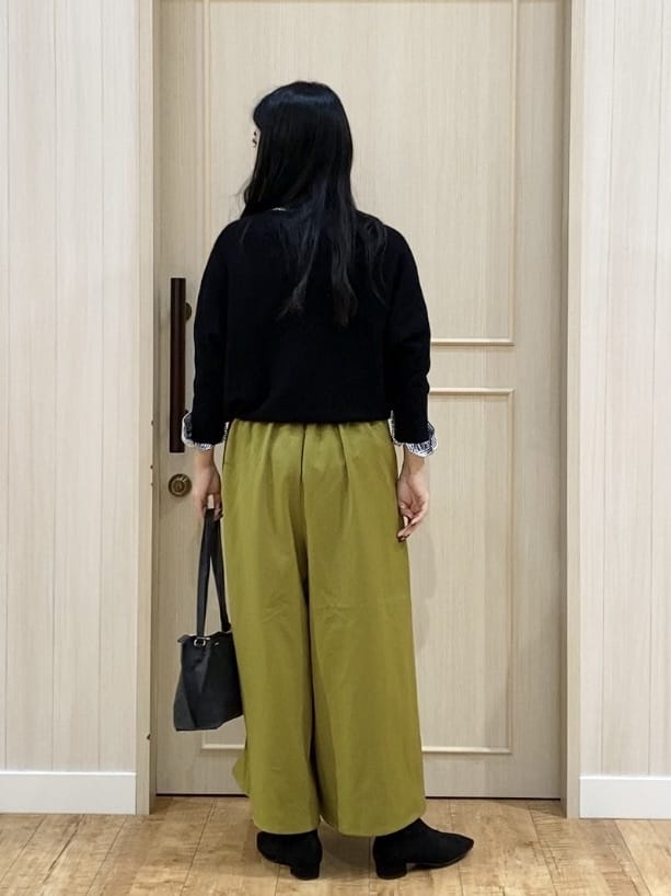 ERIさんの「SHOO･LA･RUE｜【洗濯後しわになりにくい/吸水速乾/UVカット】着こなしで雰囲気いろいろ　お袖シャーリングシャツ」を使ったコーディネート