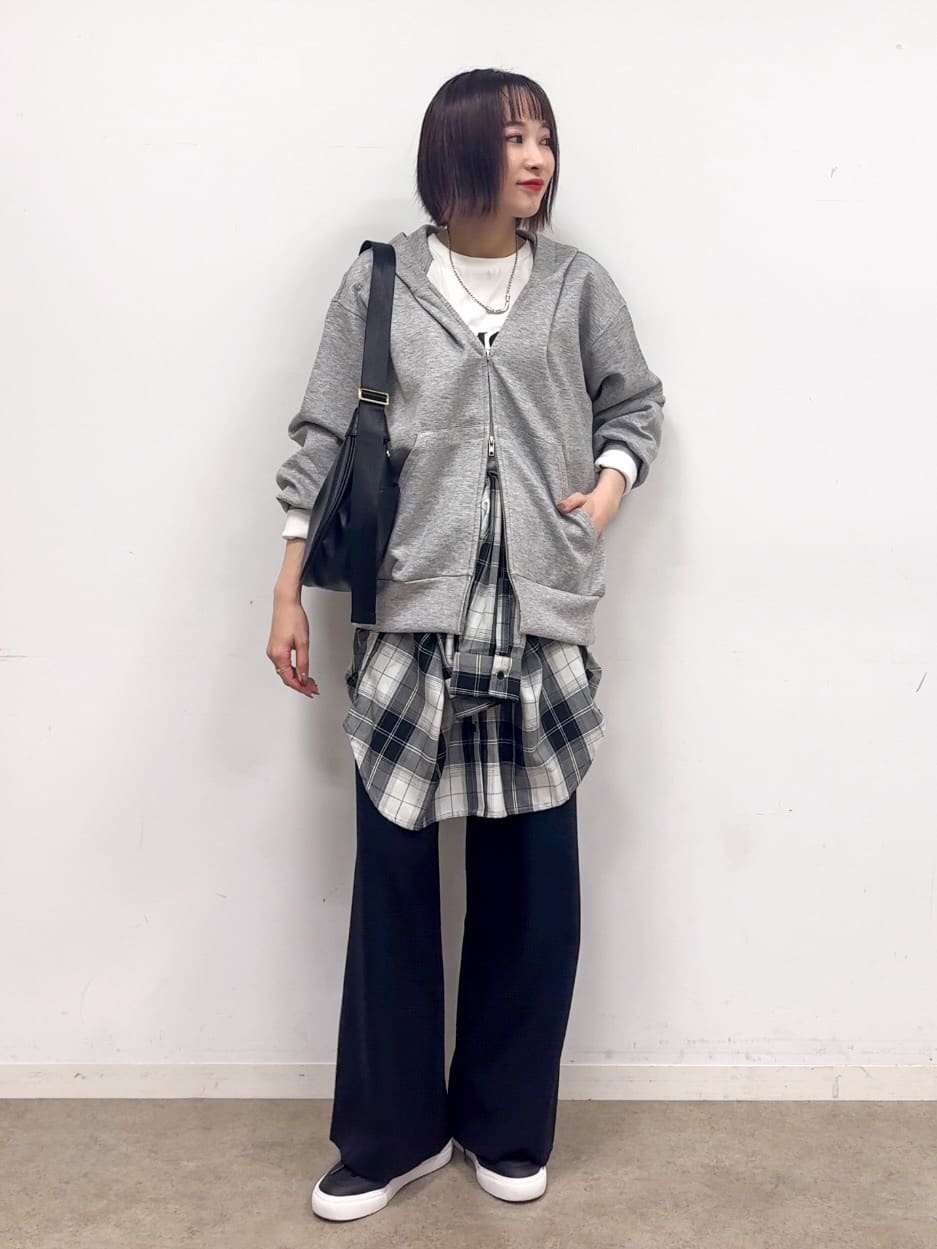 𝐜𝐡𝐢𝐤𝐚さんの「SHOO･LA･RUE｜グラフィックアソート ベーシックロンT」を使ったコーディネート