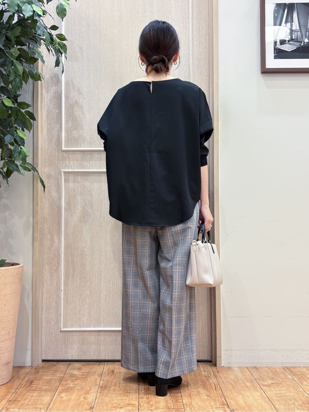 なみさんの「SHOO･LA･RUE｜【高レビュー/洗濯後しわになりにくい】1枚でサマ見え 8分袖ドルマンブラウス」を使ったコーディネート