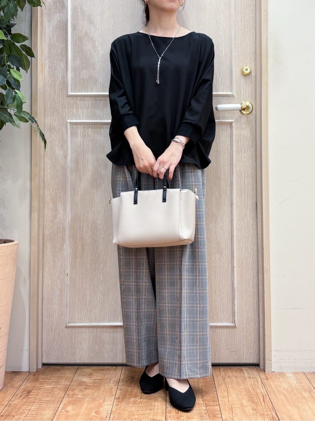 なみさんの「SHOO･LA･RUE｜【高レビュー/洗濯後しわになりにくい】1枚でサマ見え 8分袖ドルマンブラウス」を使ったコーディネート