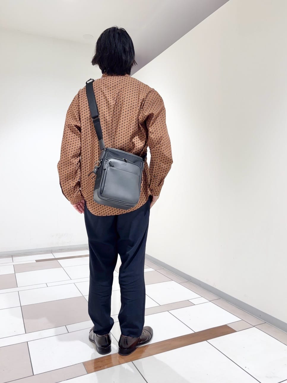 及川さんの「TAKEO KIKUCHI｜ボーラーハット柄 長袖シャツ」を使ったコーディネート