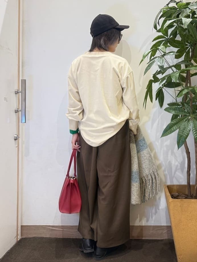 misakiさんの「SHOO･LA･RUE｜【S-LL/2点セット】脚のラインを拾いにくい ベルト付きタックスカーチョパンツ」を使ったコーディネート