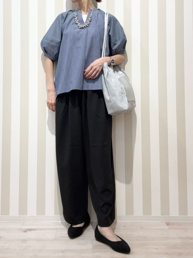 まつこさんの「SHOO･LA･RUE｜【S-LL/洗濯後しわになりにくい】ランタンスリーブで女性らしく 5分袖スキッパーブラウス」を使ったコーディネート