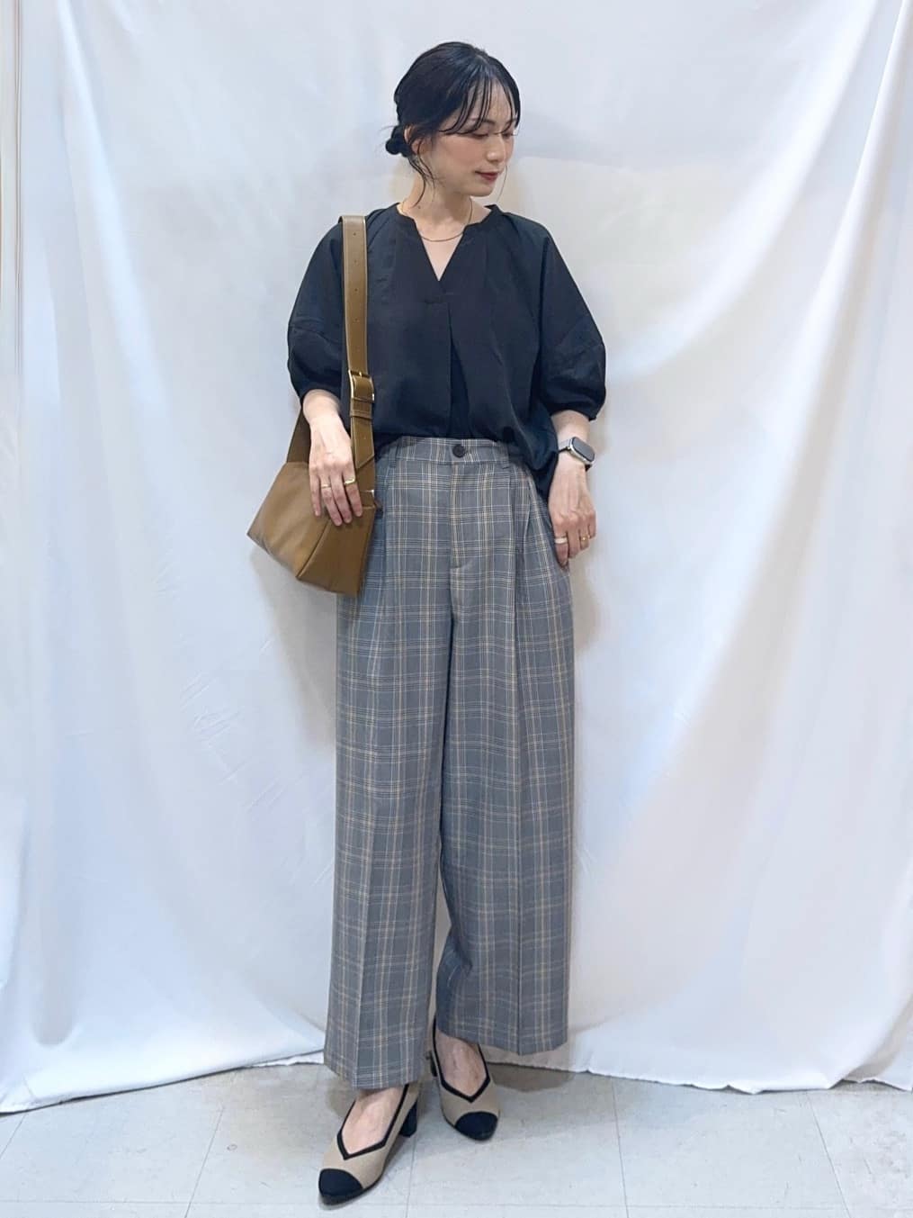 𝐇𝐢𝐫𝐨𝐦𝐢さんの「SHOO･LA･RUE｜【S-LL/洗濯後しわになりにくい】ランタンスリーブで女性らしく 5分袖スキッパーブラウス」を使ったコーディネート