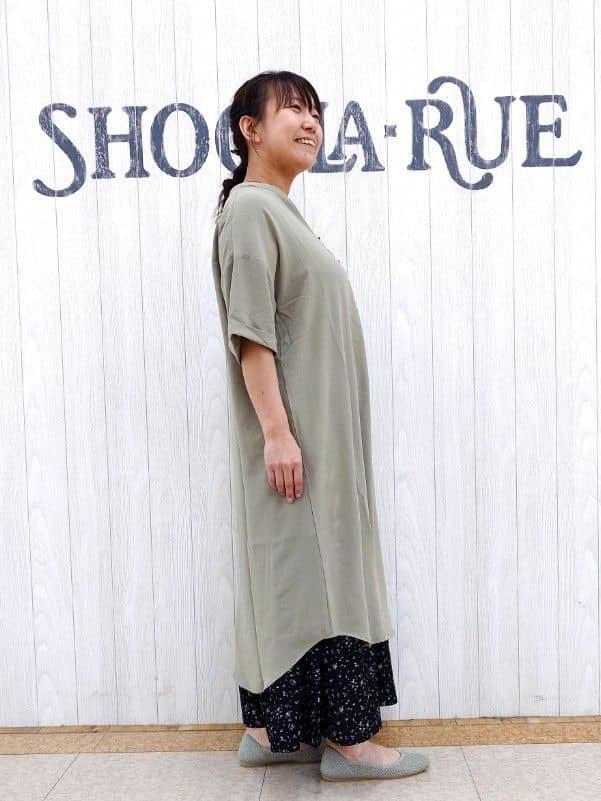 とろろさんの「SHOO･LA･RUE｜【S-LL/洗濯後しわになりにくい/体型カバー】後ろ姿もサマになる バックレースアップチュニック」を使ったコーディネート