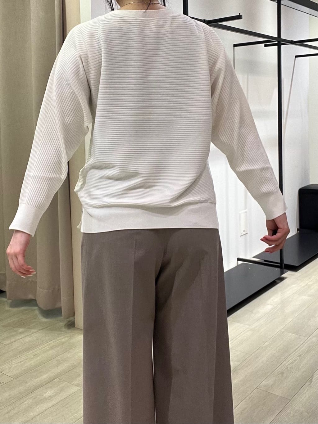 TOMOMIさんの「INDIVI｜【褒められパンツ】ワンタックワイドパンツ」を使ったコーディネート
