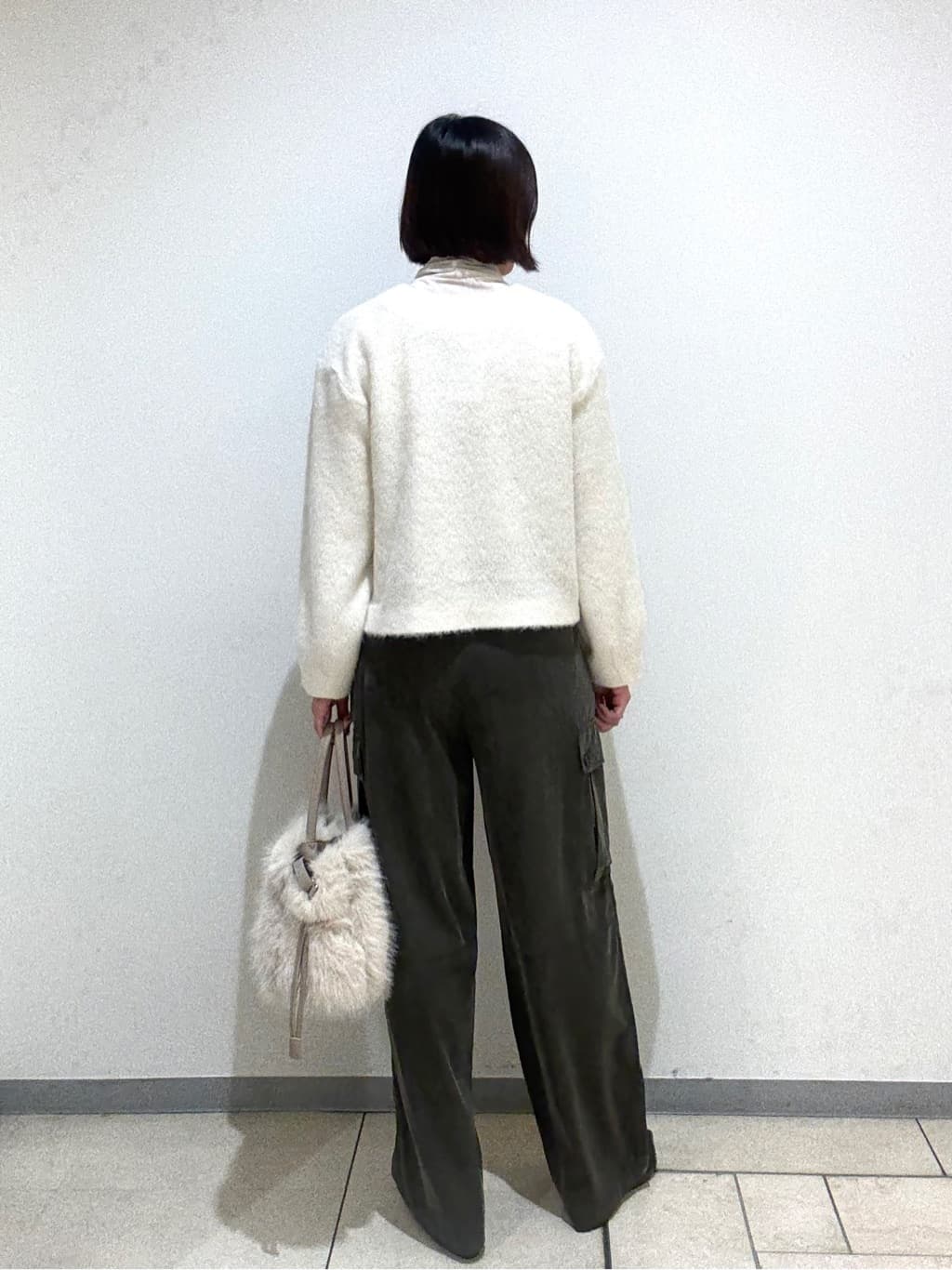 Itoさんの「UNTITLED｜【大人きれいめ/ストレート/ワイド】キュプラカーゴパンツ」を使ったコーディネート