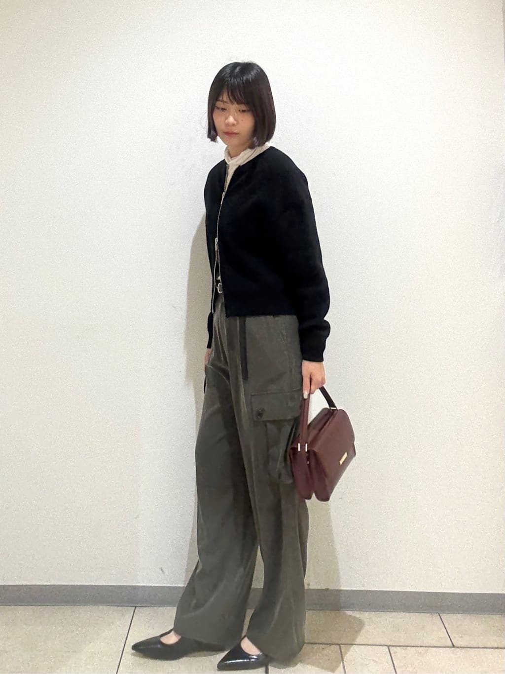 Itoさんの「UNTITLED｜【大人きれいめ/ストレート/ワイド】キュプラカーゴパンツ」を使ったコーディネート