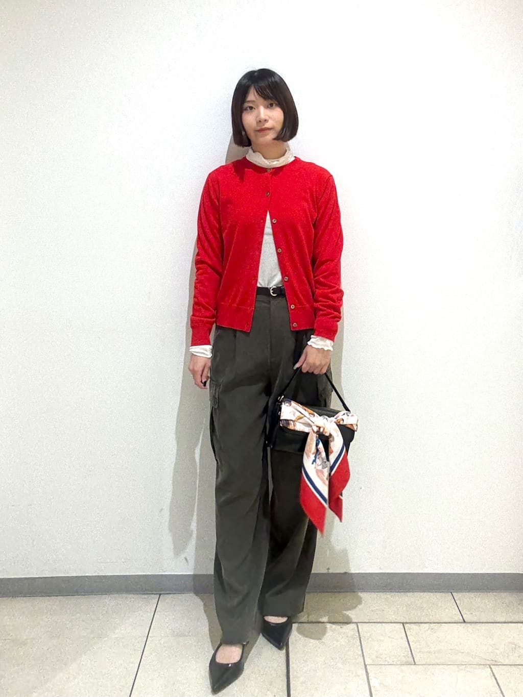 Itoさんの「UNTITLED｜【大人きれいめ/ストレート/ワイド】キュプラカーゴパンツ」を使ったコーディネート