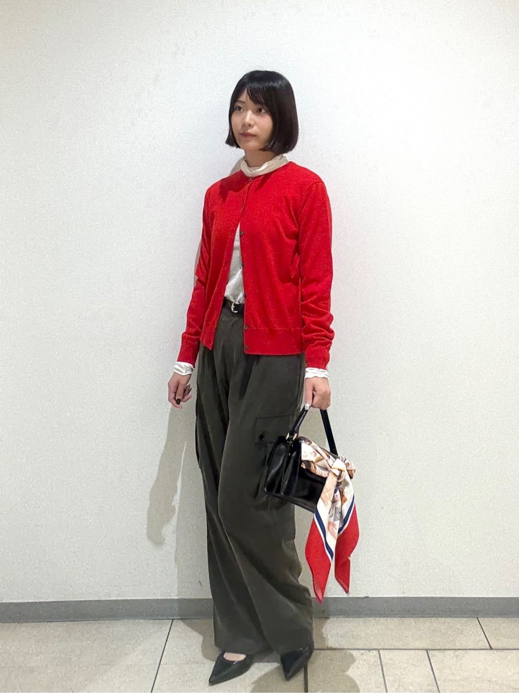 Itoさんの「UNTITLED｜【大人きれいめ/ストレート/ワイド】キュプラカーゴパンツ」を使ったコーディネート