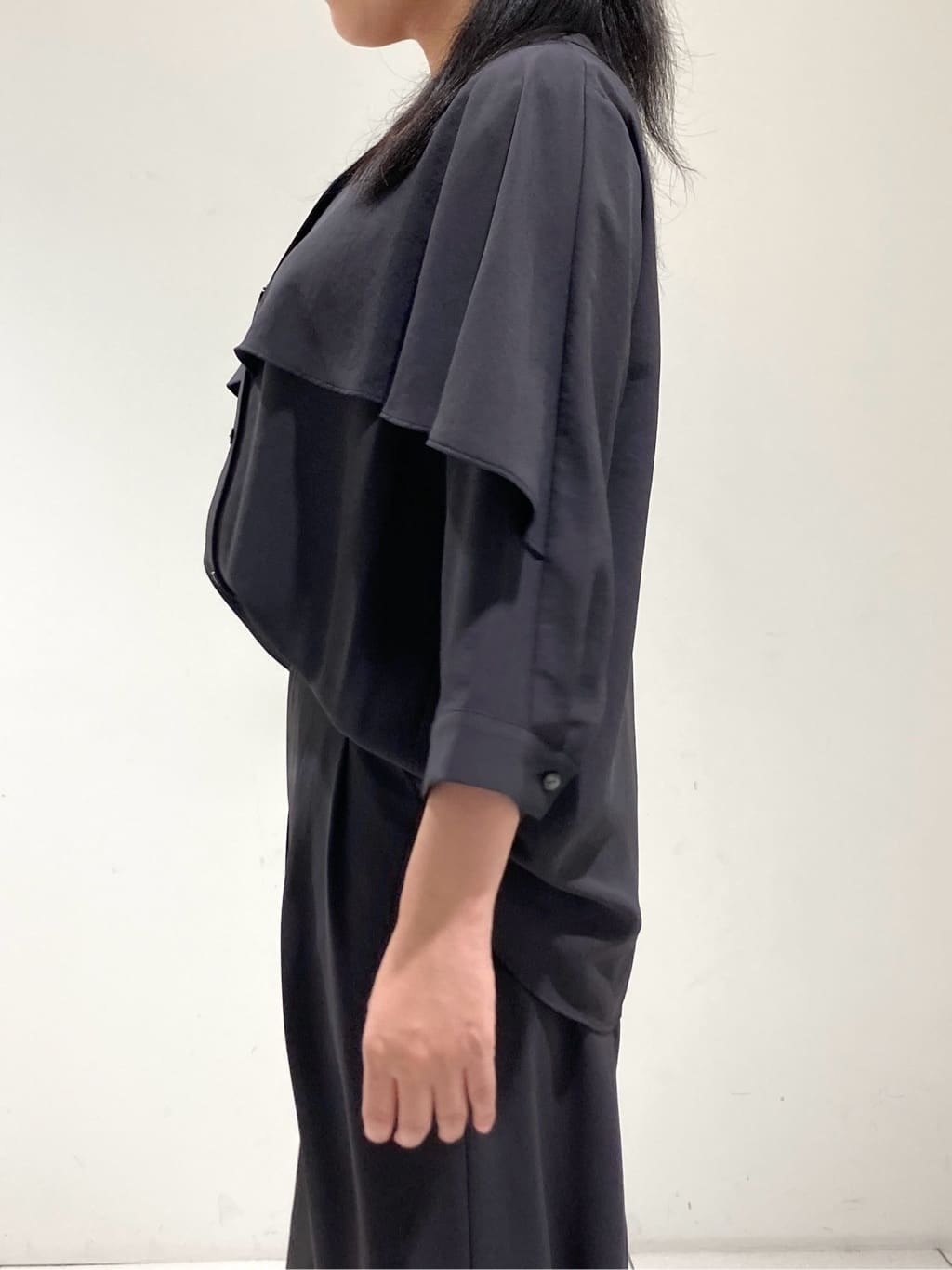 momokoさんの「INDIVI｜【羽織りとしても活躍！】ケープカラーブラウス」を使ったコーディネート