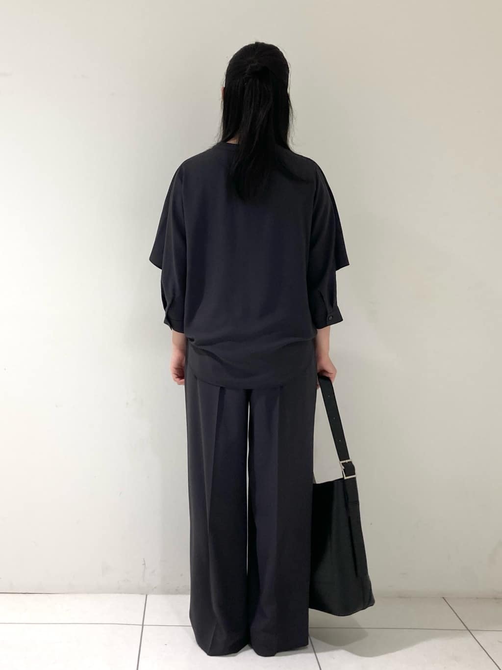momokoさんの「INDIVI｜【羽織りとしても活躍！】ケープカラーブラウス」を使ったコーディネート