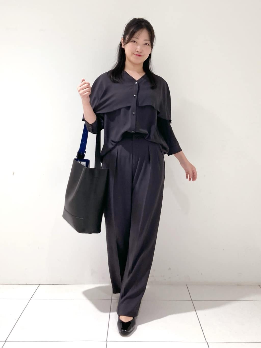 momokoさんの「INDIVI｜【羽織りとしても活躍！】ケープカラーブラウス」を使ったコーディネート