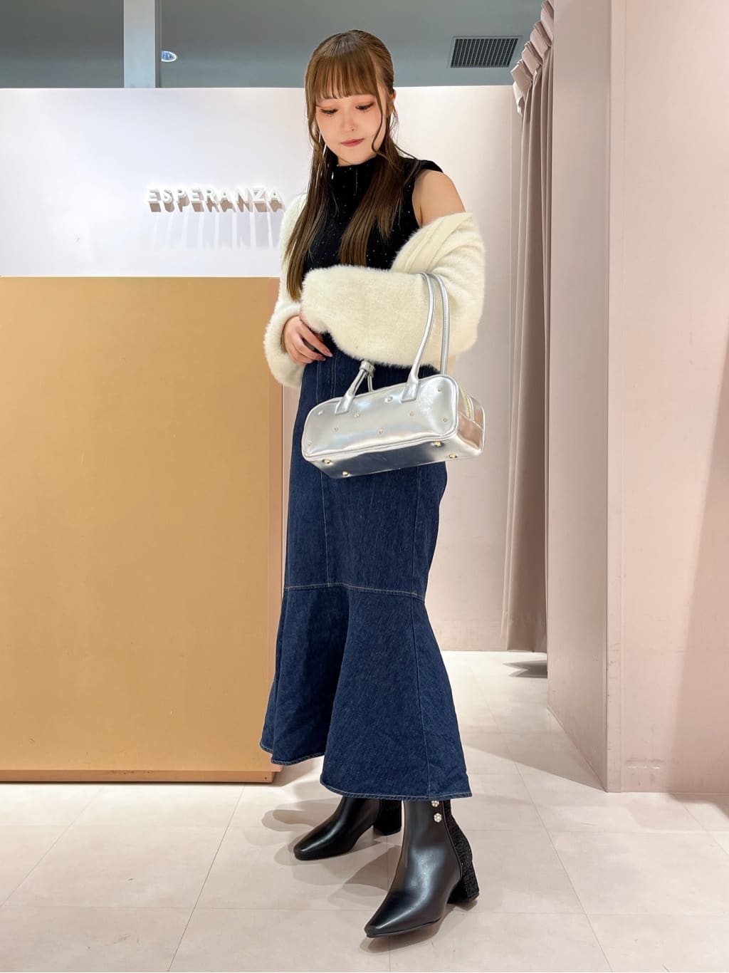 このかさんの「ESPERANZA｜ビジュー付きツイードショートブーツ」を使ったコーディネート