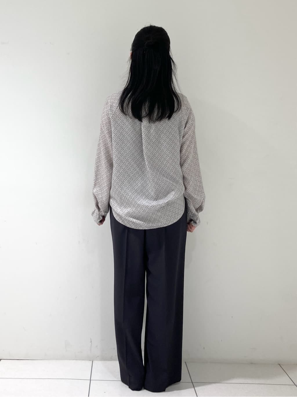 momokoさんの「INDIVI｜ジオメプリントボウタイブラウス」を使ったコーディネート