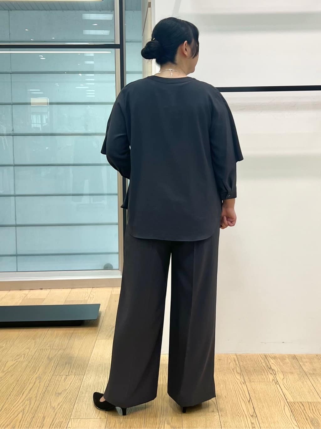 shimaさんの「INDIVI｜【羽織りとしても活躍！】ケープカラーブラウス」を使ったコーディネート