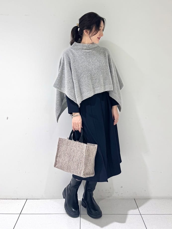 そんさんの「INDIVI｜【エアリー素材】ブークレケープポンチョ」を使ったコーディネート