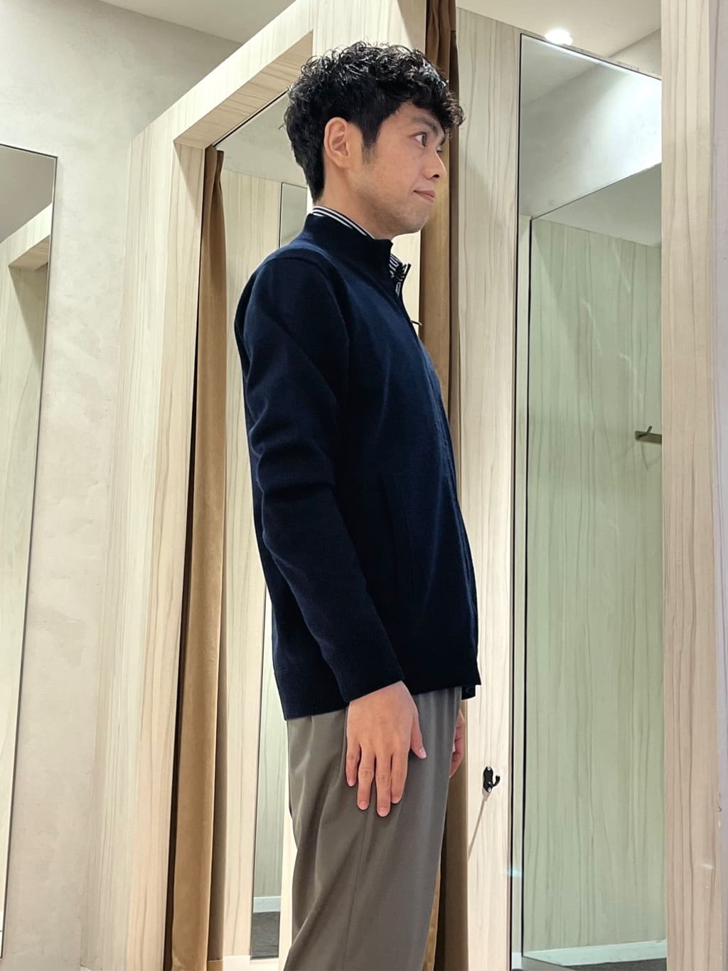 URAさんの「TAKEO KIKUCHI｜アンチピリング ジップアップ ニット」を使ったコーディネート