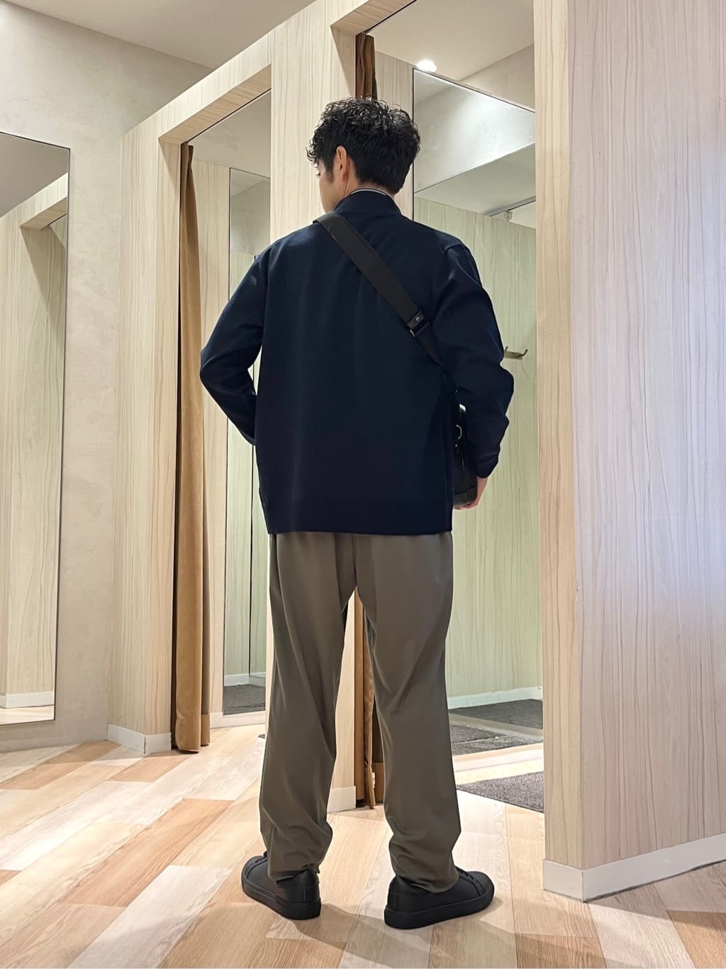 URAさんの「TAKEO KIKUCHI｜アンチピリング ジップアップ ニット」を使ったコーディネート