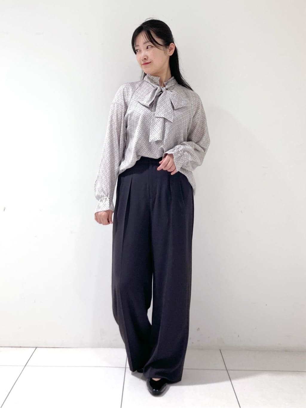 momokoさんの「INDIVI｜ジオメプリントボウタイブラウス」を使ったコーディネート