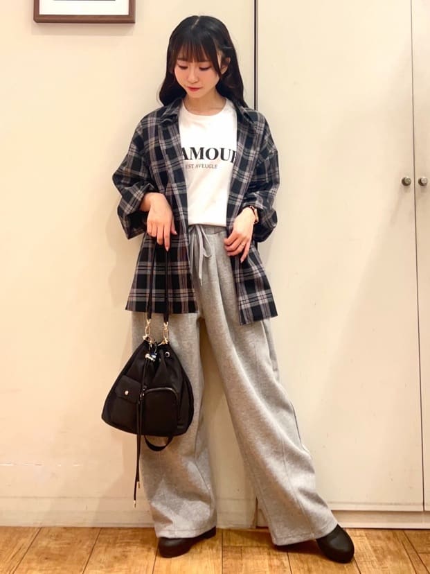 AIRIさんの「SHOO･LA･RUE｜グラフィックアソート ベーシックロンT」を使ったコーディネート