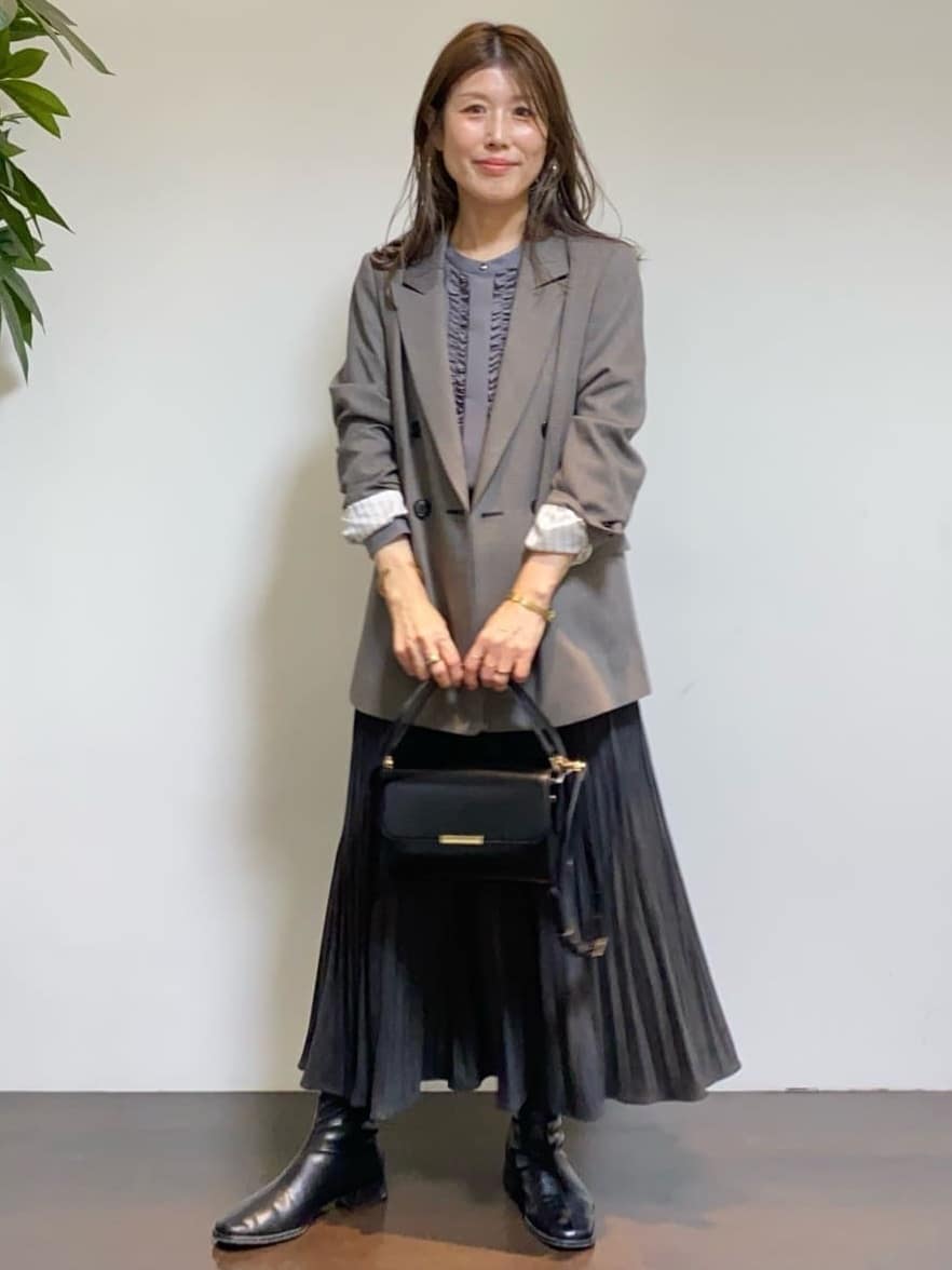tomoさんの「UNTITLED｜【1枚で着映え/オンオフ着回し】フリルサテンブラウス」を使ったコーディネート