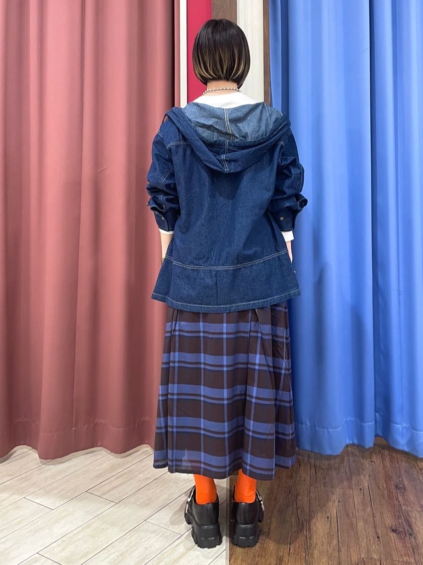 るるさんの「SHOO･LA･RUE｜グラフィックアソート ベーシックロンT」を使ったコーディネート