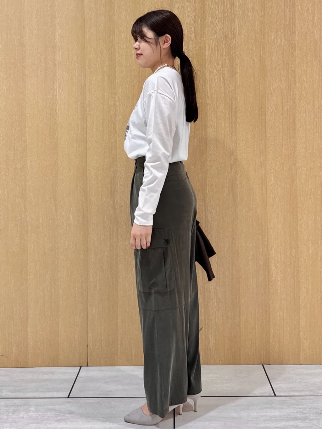 nanaさんの「UNTITLED｜【大人きれいめ/ストレート/ワイド】キュプラカーゴパンツ」を使ったコーディネート