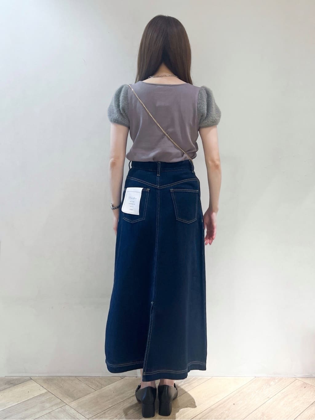 nanaさんの「index｜《6色展開》フェザーパフスリーブVネックニット【洗濯機洗い可】」を使ったコーディネート