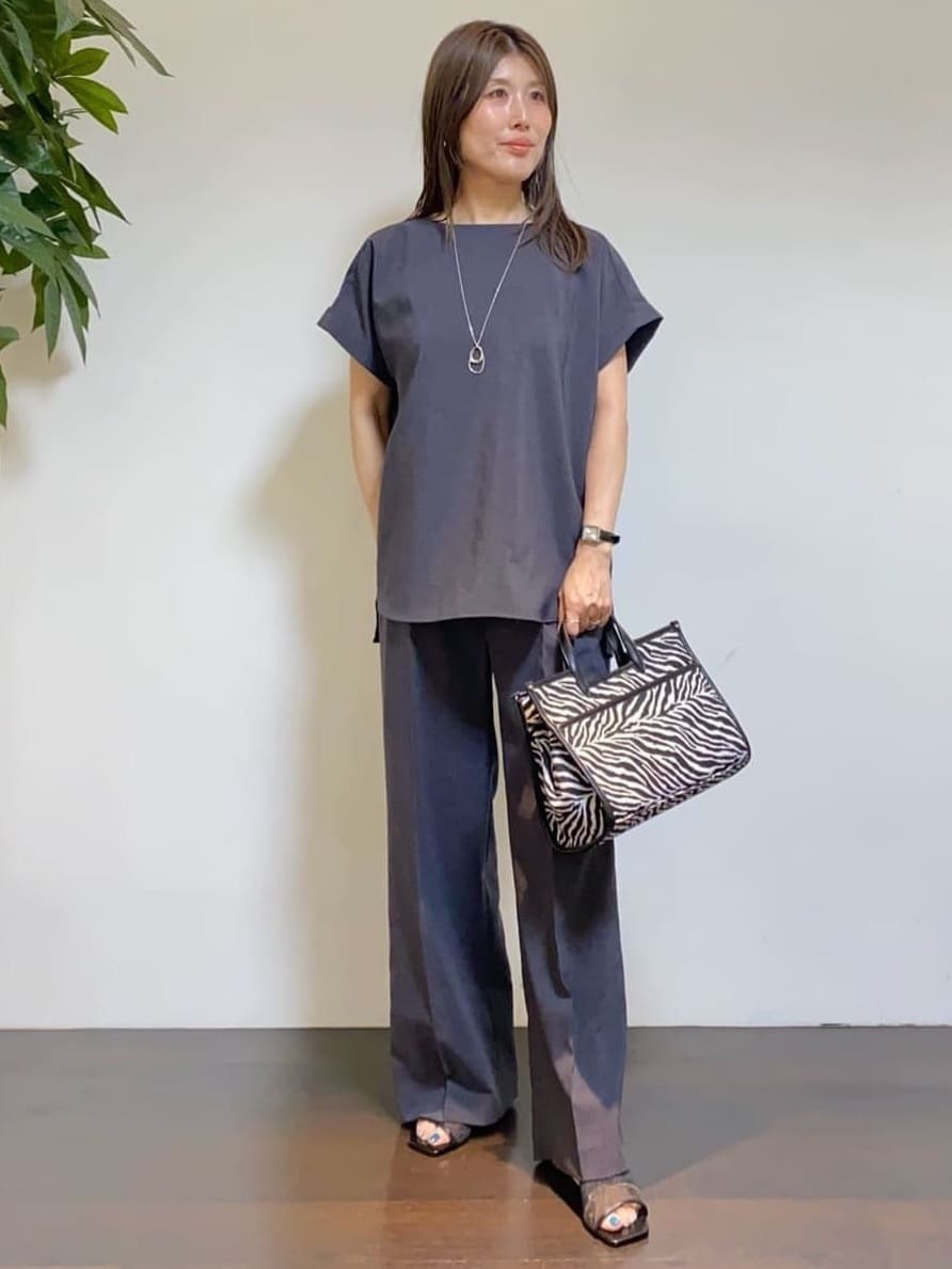 tomoさんの「UNTITLED｜【コットン100/ゆったり/ショート丈/洗える】ベロアロゴTシャツ」を使ったコーディネート