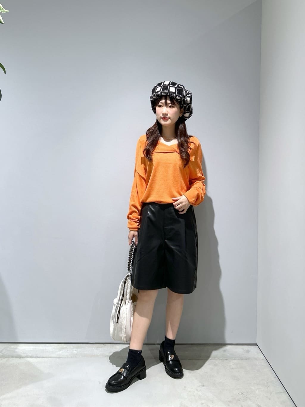Renoさんの「INDIVI｜2Wayドレープスリットニット」を使ったコーディネート