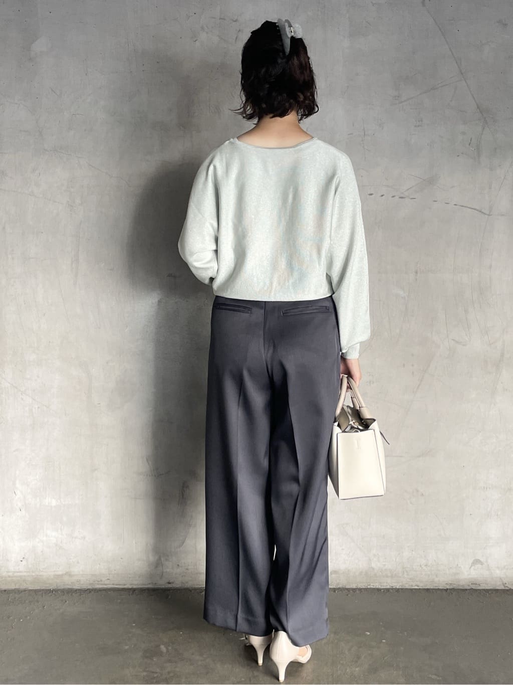 tomokoさんの「OPAQUE.CLIP｜ビジューキーネックドルマンニット【洗濯機OK】」を使ったコーディネート