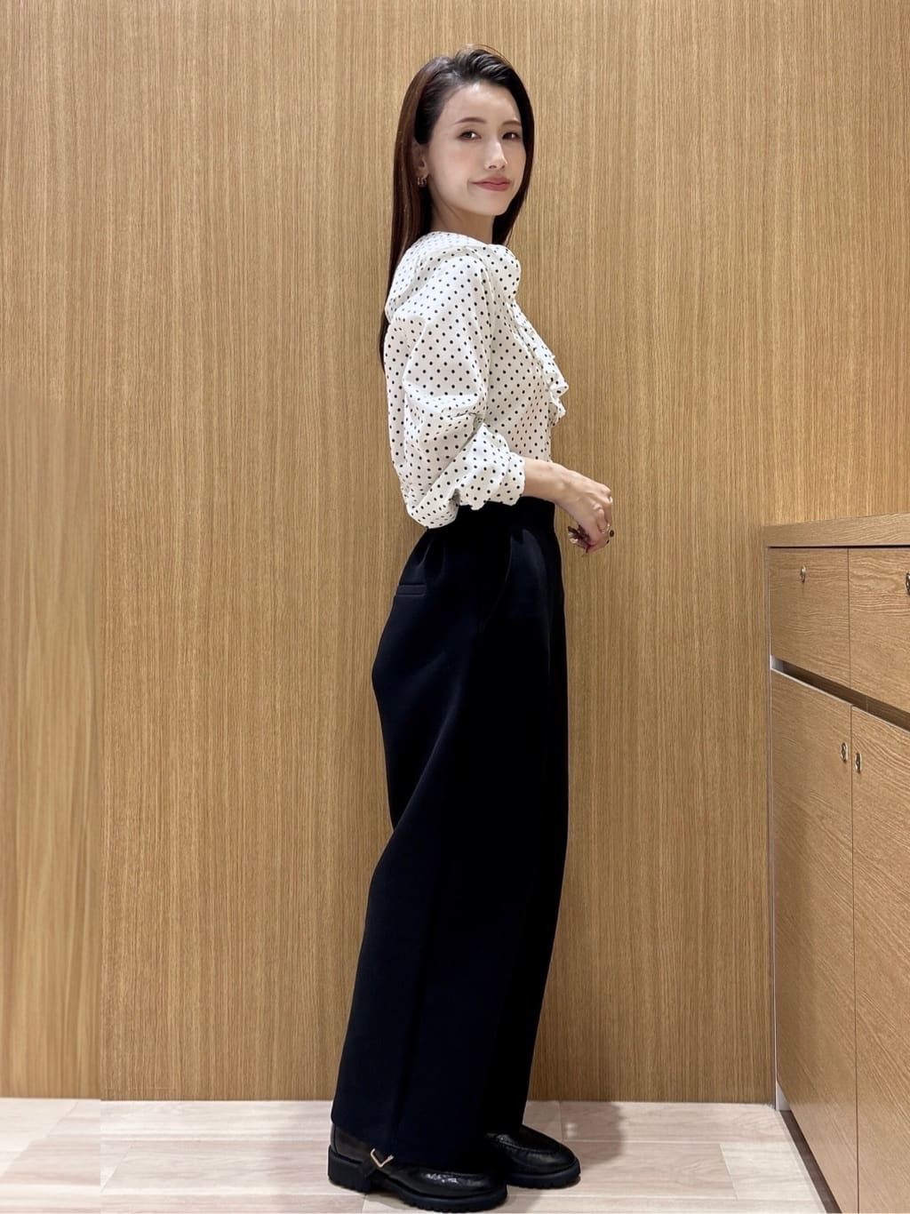 maiさんの「OPAQUE.CLIP｜イージーカーブワイドパンツ【洗濯機OK】」を使ったコーディネート