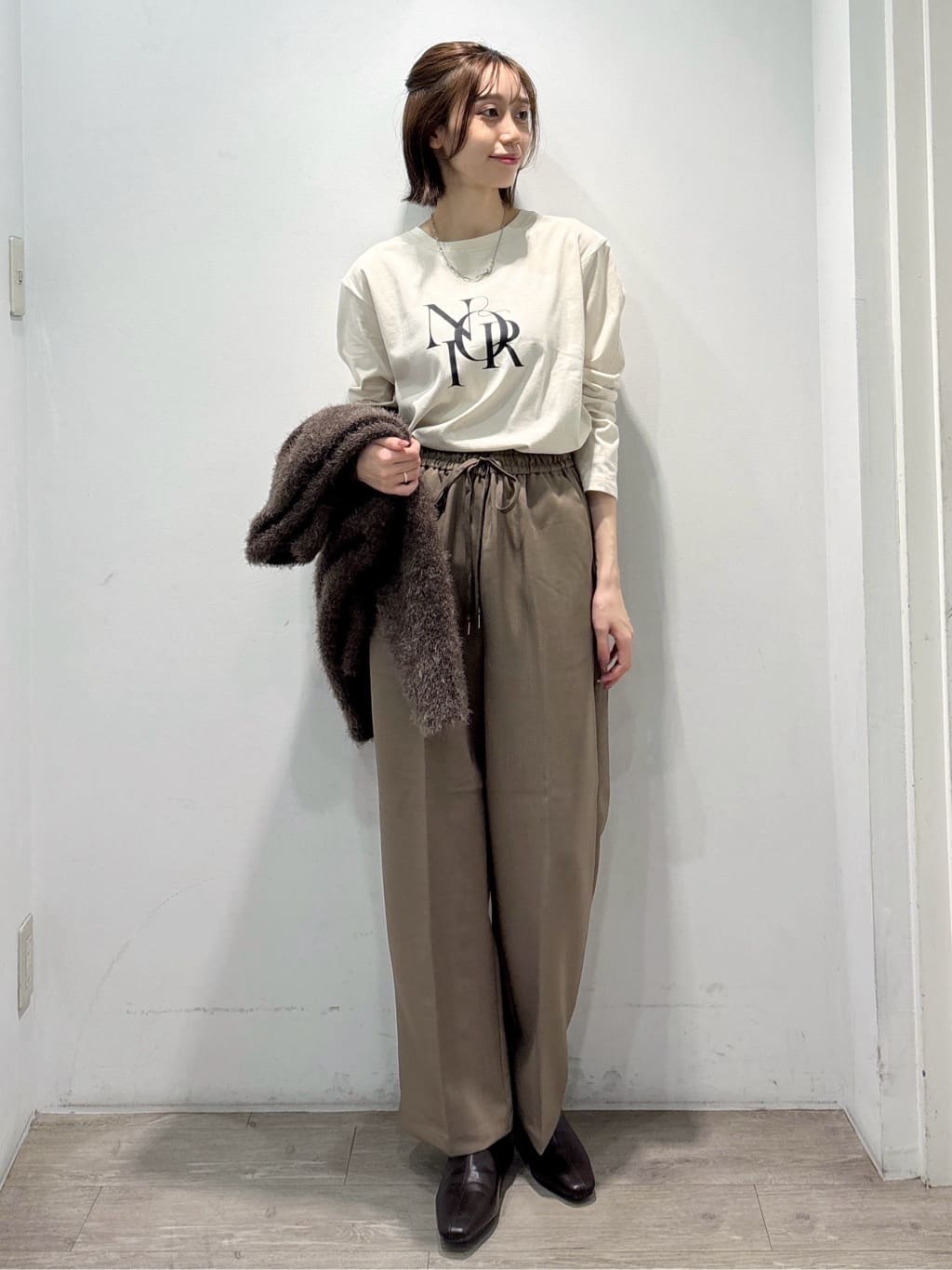 ぶまりんさんの「OPAQUE.CLIP｜ロングロゴTシャツ【洗濯機OK】」を使ったコーディネート