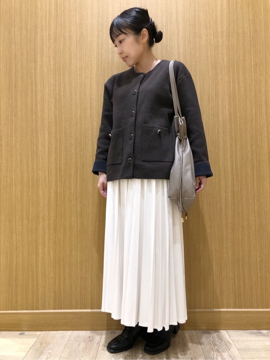tomoさんの「OPAQUE.CLIP｜フェイクスウェードプリーツスカート【静電気防止加工／洗濯機OK】」を使ったコーディネート