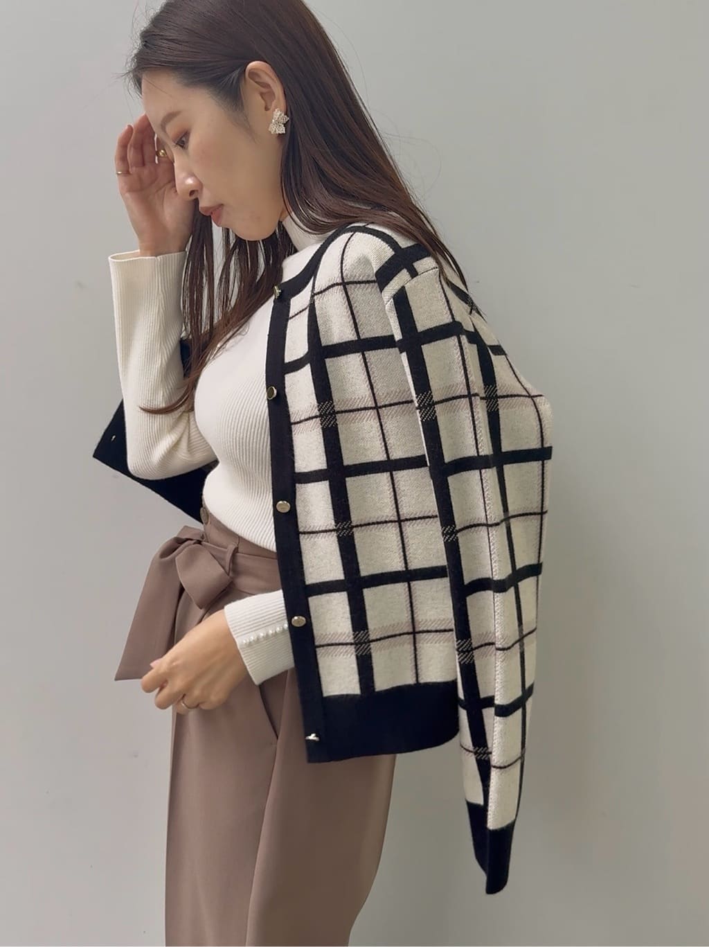 teiさんの「Couture brooch｜【多機能・フェミニン】パール調リブニット」を使ったコーディネート