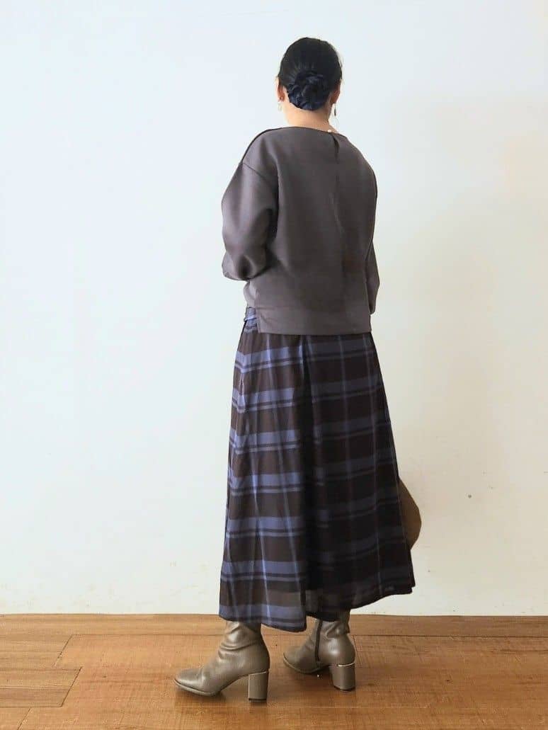 くまさんの「SHOO･LA･RUE｜【S-LL】大人のデイリースタイルに お袖タック フェイクパール付きトップス」を使ったコーディネート