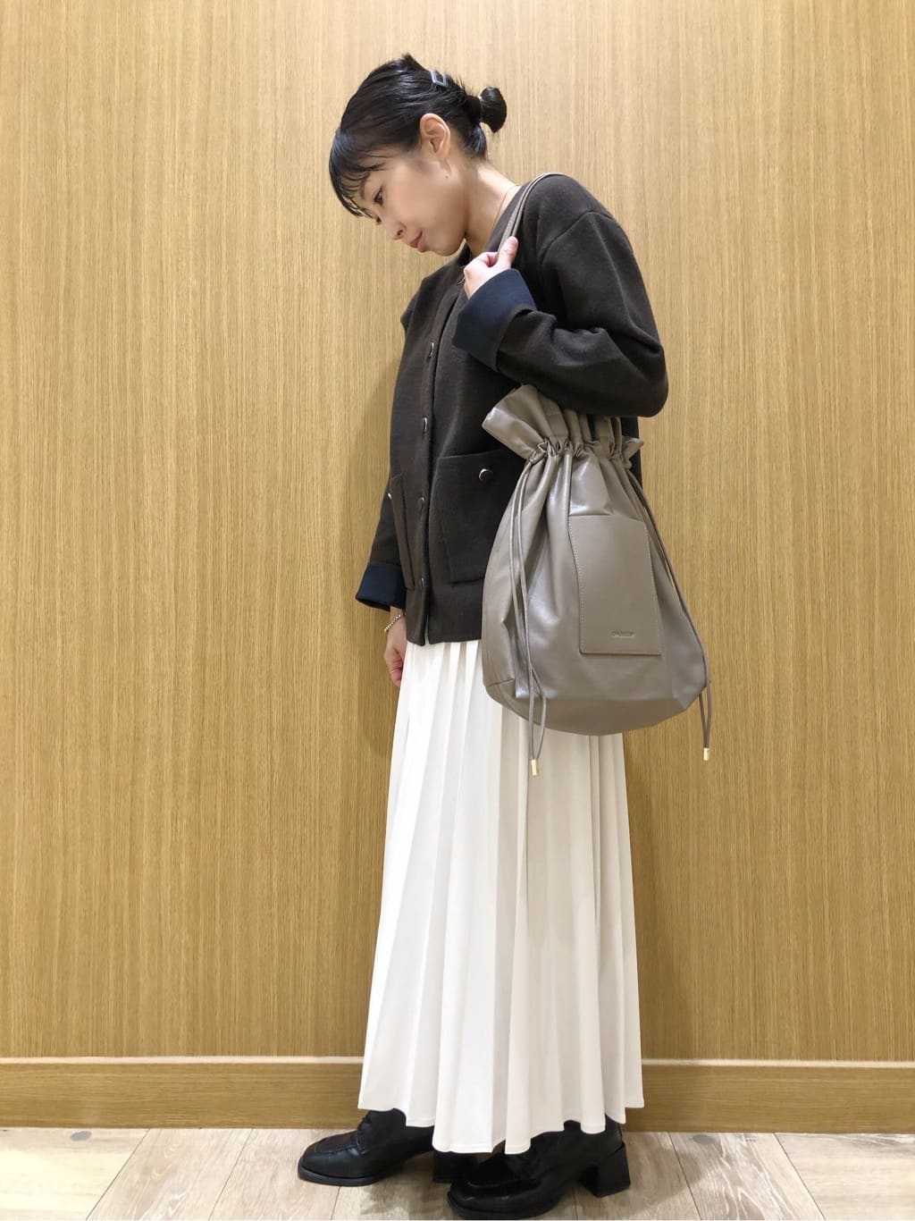 tomoさんの「OPAQUE.CLIP｜フェイクスウェードプリーツスカート【静電気防止加工／洗濯機OK】」を使ったコーディネート
