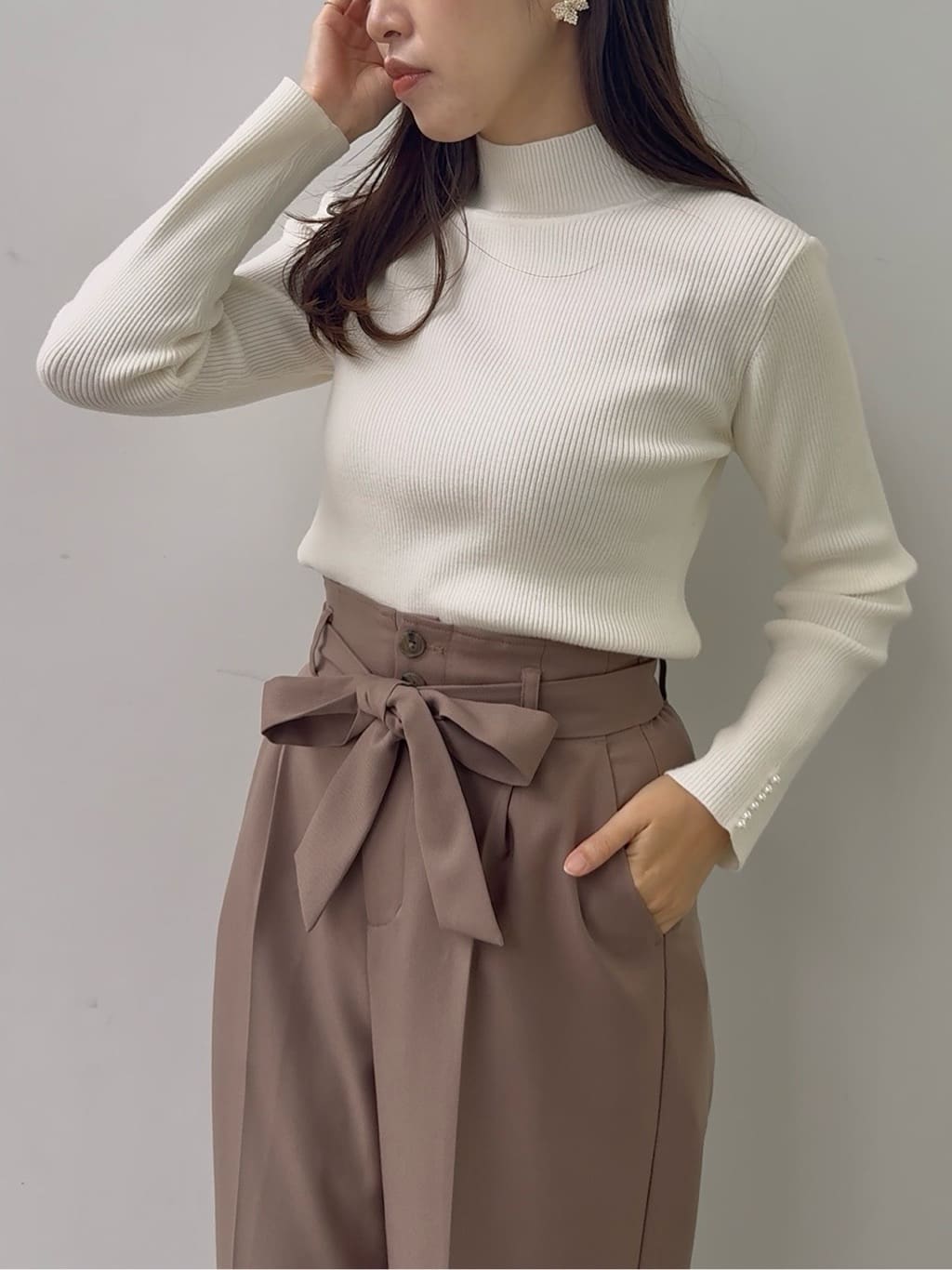 teiさんの「Couture brooch｜【多機能・フェミニン】パール調リブニット」を使ったコーディネート