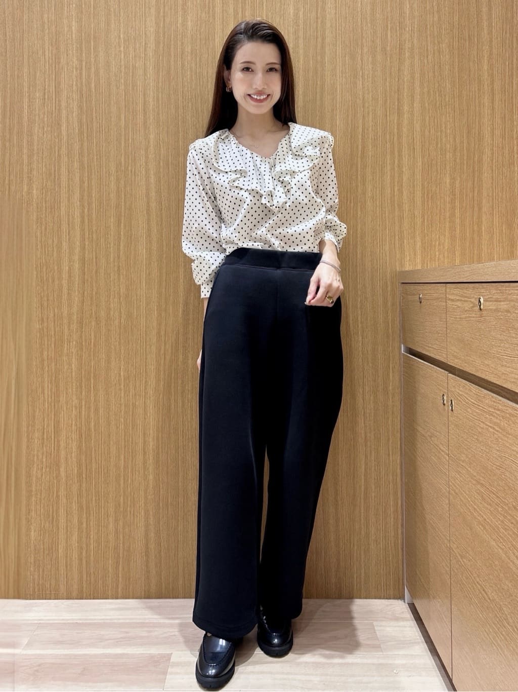 maiさんの「OPAQUE.CLIP｜イージーカーブワイドパンツ【洗濯機OK】」を使ったコーディネート